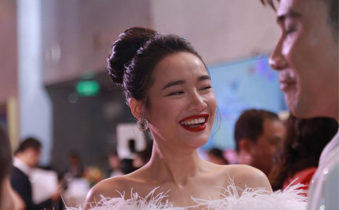 Không chỉ cư dân mạng, Trường Giang - ông xã Nhã Phương - cũng tiết lộ bà xã luôn bị "hoang tưởng" về cân nặng: "Vợ tôi ngày ngủ 2-3 tiếng, sáng 6 giờ đã dậy tập thể dục. Vợ tôi là mẫu người bị hoang tưởng về cân nặng, chỉ cần tăng 1kg cũng than, dù ngày nào cũng chẳng tăng cân... Cô ấy ăn rất nhiều nhưng không hề mập, tất cả nhờ tôi lo về dinh dưỡng".