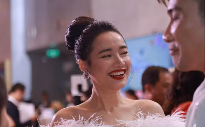 Không chỉ cư dân mạng, Trường Giang - ông xã Nhã Phương - cũng tiết lộ bà xã luôn bị "hoang tưởng" về cân nặng: "Vợ tôi ngày ngủ 2-3 tiếng, sáng 6 giờ đã dậy tập thể dục. Vợ tôi là mẫu người bị hoang tưởng về cân nặng, chỉ cần tăng 1kg cũng than, dù ngày nào cũng chẳng tăng cân... Cô ấy ăn rất nhiều nhưng không hề mập, tất cả nhờ tôi lo về dinh dưỡng".