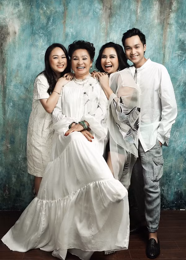 Loat anh hanh phuc cua ba the he nha diva Thanh Lam