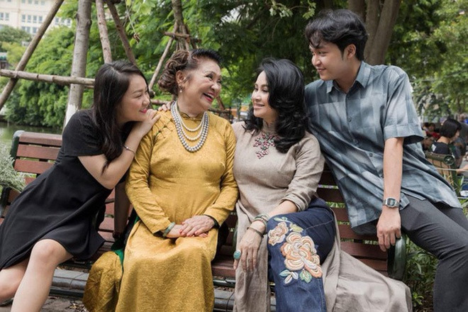 Thanh Lam cho biết sự xuất hiện của bạn trai hiện tại khiến cô thay đổi nhiều điều trong cuộc sống. “Trước đây, đúng là tôi ít nghe nhạc của giới trẻ. Nhưng người bạn của tôi lại nghe nhạc rất trẻ. Lúc đầu tôi cũng không để ý. Nhưng sau những lần nghe ké, tôi thấy nhạc của các bạn có một tinh thần rất nhẹ nhàng, từ niềm vui đến nỗi buồn đều nhẹ tênh”, cô kể.