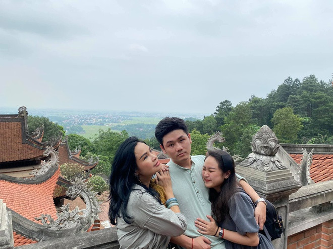 Trong khi đó, Thiện Thanh sinh năm 1996, được nhận xét giống mẹ từ gương mặt tới vóc dáng. Thiện Thanh tốt nghiệp Học viện Âm nhạc Quốc gia Việt Nam và từng tham gia biểu diễn trong một số chương trình, gây ấn tượng mạnh nhất là Giai điệu tự hào.