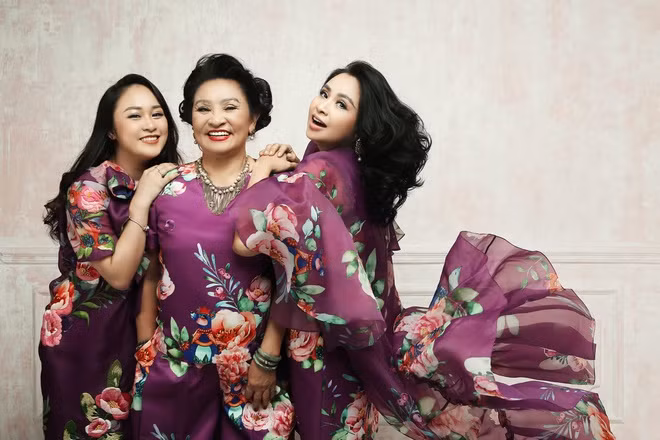 Những hình ảnh này thường được gia đình nữ ca sĩ thực hiện trong những dịp đặc biệt để lưu giữ kỷ niệm. Vừa qua, trong album mới, nữ ca sĩ thể hiện ca khúc Màu hoa đỏ - một sáng tác của cha cô là cố nhạc sĩ Thuận Yến - để tri ân đấng sinh thành. Thanh Lam tâm sự tình yêu của cha mẹ luôn là điều đẹp đẽ trong tim cô.