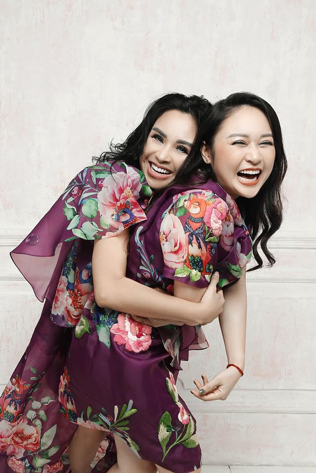 “Ở lứa tuổi của tôi, tình yêu không còn ‘bốc’ lên như khi mình còn trẻ nữa. Nó có sự trải nghiệm, thâm trầm của thời gian. Tôi nghĩ tình yêu của mình bây giờ sâu sắc”, nữ ca sĩ tâm sự thêm với Zing.