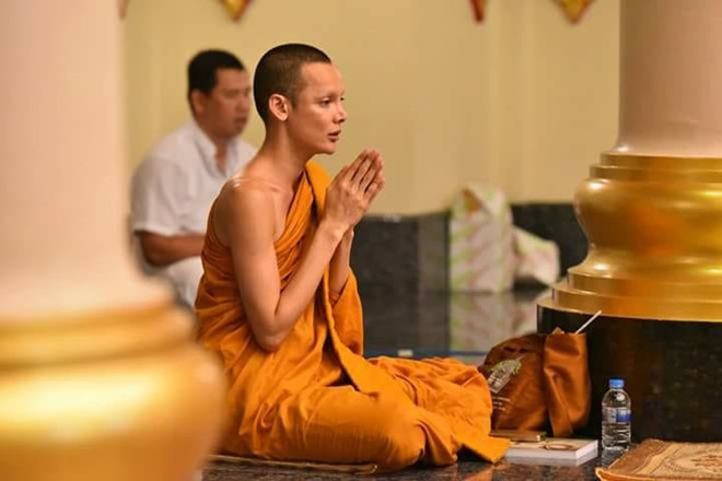Năm 2017, sau 4 năm tu hành, tiếp nhận phỏng vấn của truyền thông, Hoa hậu chuyển giới Thái Lan nổi danh một thời cho biết không hối hận về quyết định năm xưa của mình. Mỗi ngày, thức dậy từ 5h sáng để tụng Kinh và truyền đạt giáo lý nhà Phật với chúng phật tử. Cuộc sống cứ thế ngày qua ngày trôi qua bình yên, giản dị. "Tôi đã sẵn sàng cho cái chết của mình tại ngôi đền này và không bao giờ phản bội đức tin của mình", sư thầy chia sẻ.