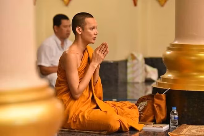 Năm 2017, sau 4 năm tu hành, tiếp nhận phỏng vấn của truyền thông, Hoa hậu chuyển giới Thái Lan nổi danh một thời cho biết không hối hận về quyết định năm xưa của mình. Mỗi ngày, thức dậy từ 5h sáng để tụng Kinh và truyền đạt giáo lý nhà Phật với chúng phật tử. Cuộc sống cứ thế ngày qua ngày trôi qua bình yên, giản dị. "Tôi đã sẵn sàng cho cái chết của mình tại ngôi đền này và không bao giờ phản bội đức tin của mình", sư thầy chia sẻ.