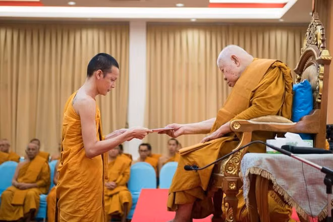 Tháng 5/2013, Nattee xuống tóc tại chùa Wat Liab thuộc tỉnh Songkhla - quê nhà của cựu Hoa hậu chuyển giới và lấy pháp danh là Sonwi Nathi. Giải thích về quyết định nương nhờ chốn Phật môn, sư thầy Sonwi cho biết quyết định xuất gia của mình không phải là việc làm bồng bột, chạy trốn cuộc sống mà xuất phát từ sự yêu thích giáo lý nhà Phật và nguyện vọng trở thành sư thầy từ khi còn nhỏ với mong muốn báo đáp ơn sinh thành, dưỡng dục của cha mẹ. “Tôi muốn trở thành nhà sư trong suốt phần đời còn lại. Tôi luôn sẵn sàng bỏ lại mọi thứ thuộc về thế giới cũ của mình ở phía sau”, sư thầy chia sẻ.