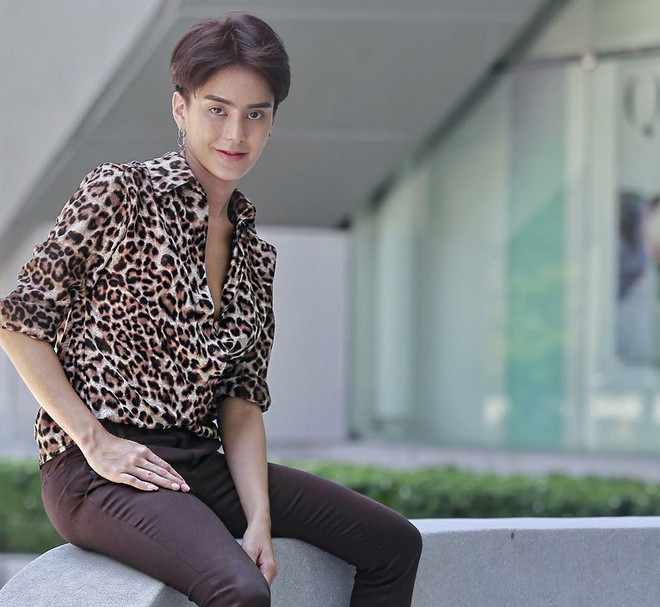 Trithipnipa Thippaphada sinh năm 1989. Năm 2013, anh phẫu thuật thẩm mỹ để chuyển thành nữ giới. Một năm sau, anh giành ngôi vị Á quân Miss Tiffany Universe Thailand và sở hữu lượng fan hùng hậu. Gần nhất, anh đăng quang Miss Trans Thailand. Sau khi giành chiến thắng, Trithipnipa nổi lên như một biểu tượng chuyển giới thành công của Thái Lan bên cạnh đàn chị nổi tiếng Nong Poy hay Noey.