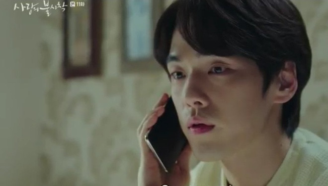 Điểm vô lý là ở chỗ, Seung Jun ở Bắc Hàn, anh trai Se Ri lại ở Nam Hàn. Vốn thuộc hai quốc gia hoàn toàn khác nhau, vậy mà hai người vẫn gọi điện thoại qua lại đều đặn, không gặp bất kỳ trở ngại nào. Bắc Hàn có mạng di động lẫn Internet, nhưng đều hoạt động nội bộ, tức là chỉ truy cập vào những trang web nội địa và liên lạc thuê với bao trong nước. Việc Seung Jun thực hiện được một cuộc gọi quốc tế sang bên kia biên giới là chi tiết có phần thiếu thuyết phục.