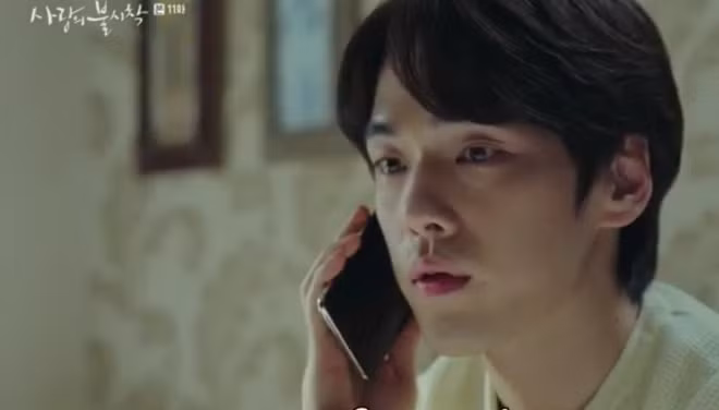 Điểm vô lý là ở chỗ, Seung Jun ở Bắc Hàn, anh trai Se Ri lại ở Nam Hàn. Vốn thuộc hai quốc gia hoàn toàn khác nhau, vậy mà hai người vẫn gọi điện thoại qua lại đều đặn, không gặp bất kỳ trở ngại nào. Bắc Hàn có mạng di động lẫn Internet, nhưng đều hoạt động nội bộ, tức là chỉ truy cập vào những trang web nội địa và liên lạc thuê với bao trong nước. Việc Seung Jun thực hiện được một cuộc gọi quốc tế sang bên kia biên giới là chi tiết có phần thiếu thuyết phục.