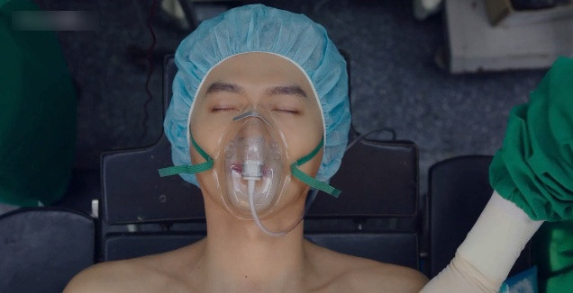 Thế nhưng sau đó, khi chuyển đến bệnh viện cấp cứu, lúc bác sĩ phẫu thuật gắp đạn, Jung Hyeok lại nằm ngửa. Điều này khiến người hâm mộ đặt câu hỏi, với tư thế đó, liệu các bác sĩ có thể thuận lợi xử lý vết thương cho anh hay không?