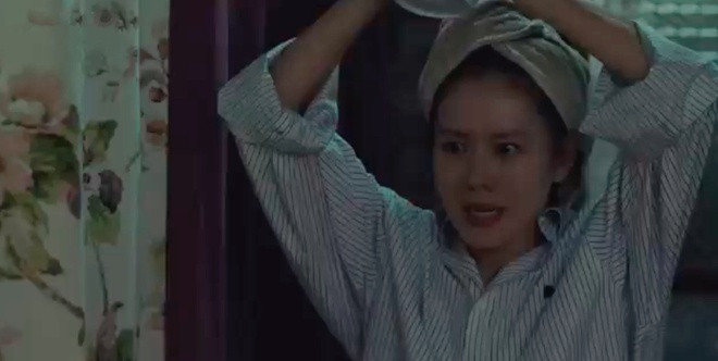 Một lát sau, phim chuyển cảnh sang khoảnh khắc Se Ri bước ra khỏi nhà tắm. Thời điểm ấy, trời đã sập tối và quân thôn bắt đầu tắt điện. Người dân trong thôn cho hay điện sẽ không được duy trì khi trời về khuya. Từ đó có thể suy ra, Se Ri đã mất cả ngày chỉ cho việc tắm gội.