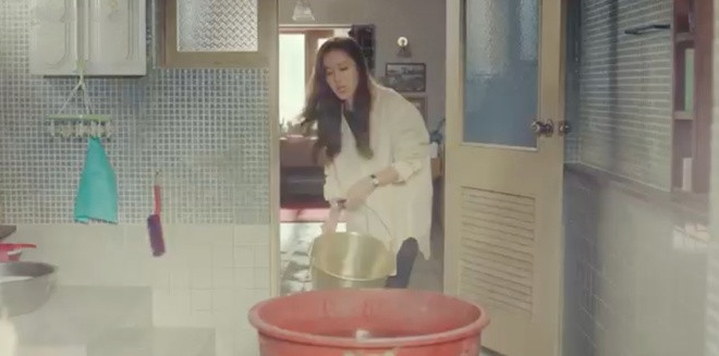 Se Ri tắm từ sáng tới khuya: Ở tập 2, sáng sớm tinh mơ, Se Ri (Son Ye Jin) quyết định phải tắm gội sạch sẽ sau nhiều ngày lưu lạc tại Bắc Hàn. Khi ấy, Jung Hyeok (Hyun Bin) đã rời nhà đến nơi công tác từ lâu. Anh liên tục bị cô gái gọi điện hỏi han về cách sử dụng các món đồ.