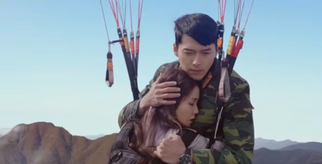 Nhảy dù nhưng tóc vẫn suôn mượt: Phân đoạn Se Ri và Jung Hyeok buộc phải nhảy dù từ đỉnh núi để tránh sự truy tìm của Jo Cheol Kang (Oh Man Seok) cũng tồn tại hạt sạn khó hiểu. Mái tóc của cặp đôi chính, nhất là của Se Ri vẫn không bị rối tung mà cứ nguyên nếp, suôn mượt dù sức gió khi nhảy dù không hề nhỏ.