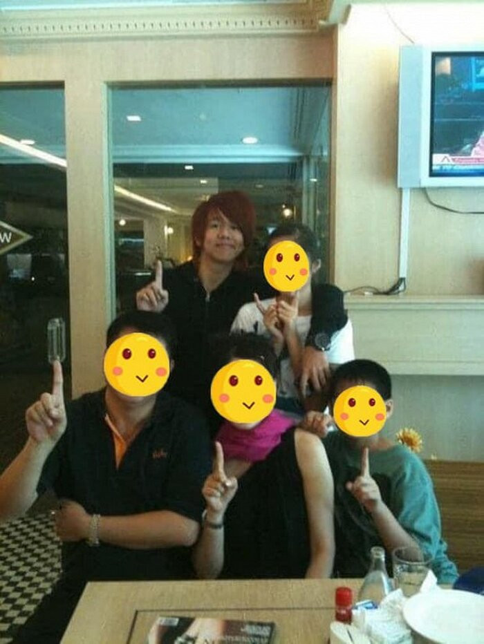 Qua những hình ảnh được chia sẻ, có thể thấy Matt Liu lúc bé khá khá mũm mĩm, gương mặt khá tươi tắn nhưng chưa lộ ra bất kỳ vẻ điển trai nào. Đến khi trưởng thành, anh chàng theo đuổi phong cách tóc y hệt các ca sĩ Kpop thời đó như Super Junior, DBSK hay thậm chí giống cả HKT của Việt Nam.