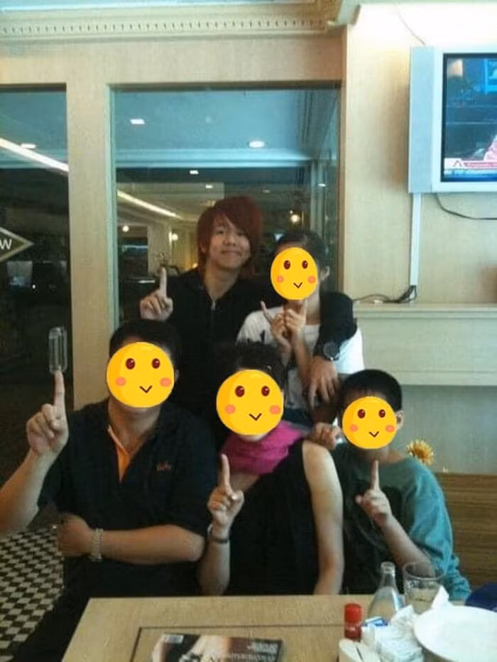 Qua những hình ảnh được chia sẻ, có thể thấy Matt Liu lúc bé khá khá mũm mĩm, gương mặt khá tươi tắn nhưng chưa lộ ra bất kỳ vẻ điển trai nào. Đến khi trưởng thành, anh chàng theo đuổi phong cách tóc y hệt các ca sĩ Kpop thời đó như Super Junior, DBSK hay thậm chí giống cả HKT của Việt Nam.