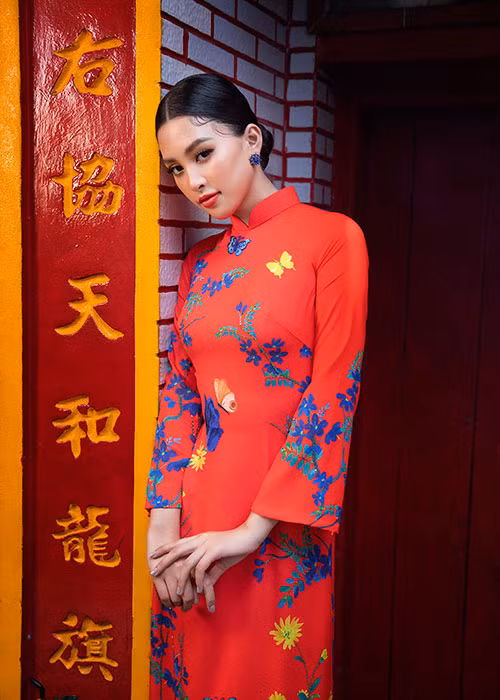 Các bộ áo dài mà nàng hậu lựa chọn đều được trang trí bằng những bông hoa khoe sắc.