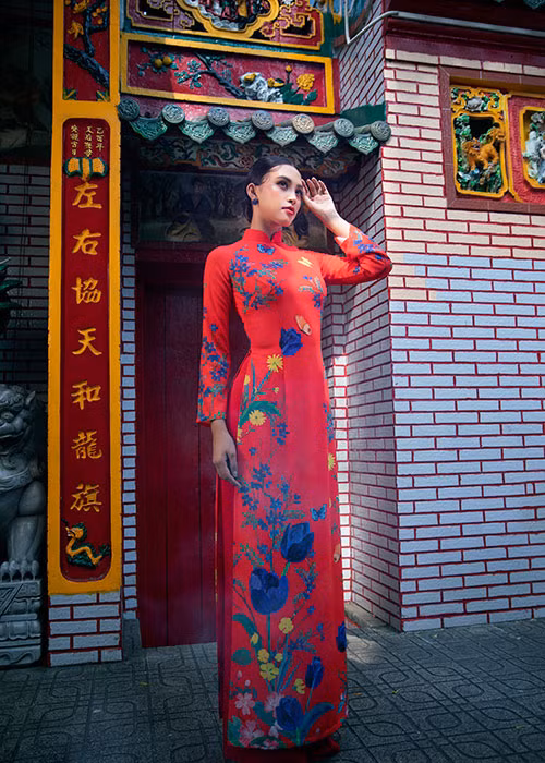 Điểm ấn tượng ở bộ sưu tập lần này là mỗi chiếc áo dài như một tác phẩm nghệ thuật rực rỡ sắc màu, mà ở đó hình ảnh những bông hoa, chim muông được thể hiện sống động, bay bổng.