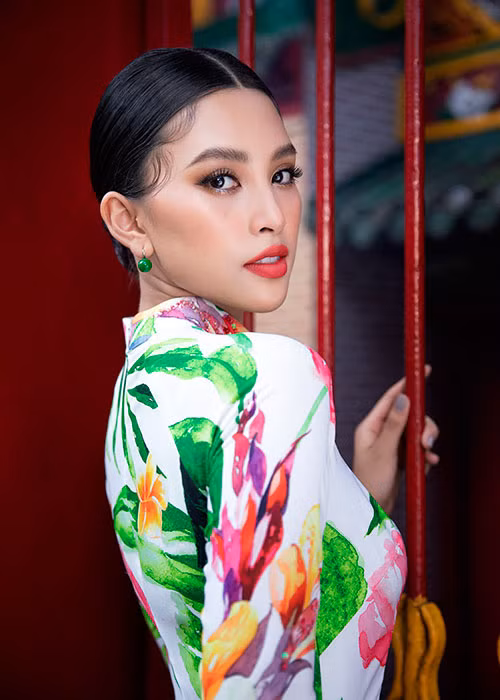 Mới đây, Tiểu Vy đoạt danh hiệu Best Face of The year - Gương mặt đẹp nhất năm, xứng đáng danh xưng “mỹ nhân thế kỷ”.