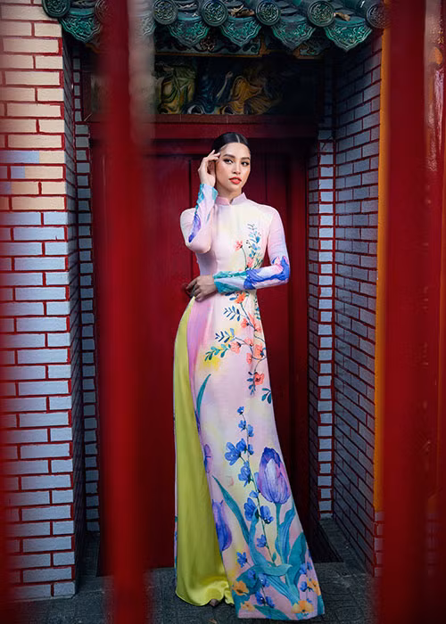  Hình ảnh Hoa hậu Tiểu Vy đẹp rực rỡ trước thềm năm mới.