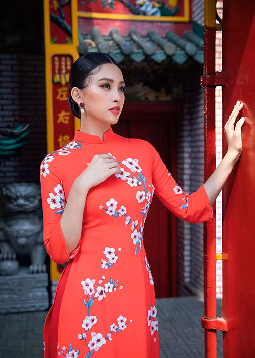 Diện trang phục áo dài truyền thống, Trần Tiểu Vy tôn thêm vẻ đẹp nền nã của người con gái Việt Nam.