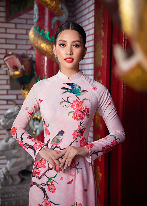 Hoa hau Tieu Vy dien ao dai don Tet dep me dam