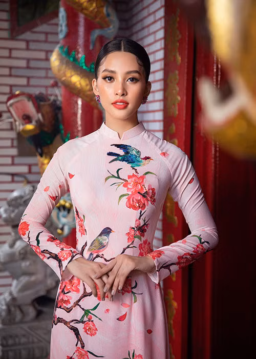 Hoa hau Tieu Vy dien ao dai don Tet dep me dam