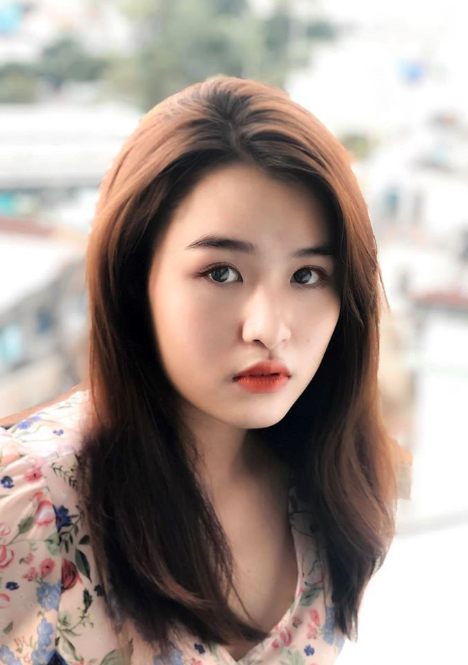 Nữ diễn viên trẻ thường chuộng áo, kết hợp cùng quần jeans năng động hay những bộ váy hoa, váy xòe mang hơi hướng cổ điển, công chúa...