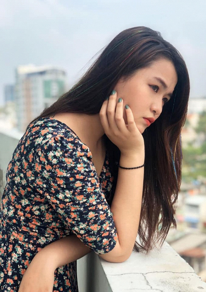 Là con nghệ sĩ, lại định hướng hoạt động nghệ thuật song Khánh Trinh được nhận xét khá kín tiếng.