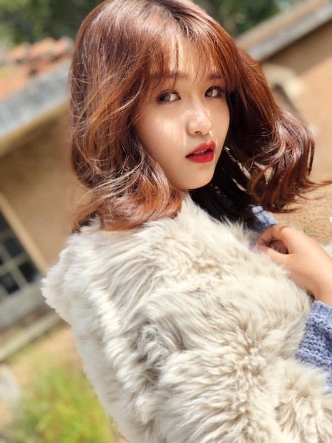 Nhiều người bất ngờ bởi sắc vóc khác biệt của cô so với cha Hoàng Mập - nghệ sĩ từng nổi tiếng với cân nặng 140kg.