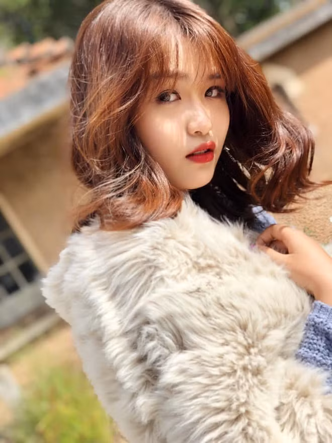 Nhiều người bất ngờ bởi sắc vóc khác biệt của cô so với cha Hoàng Mập - nghệ sĩ từng nổi tiếng với cân nặng 140kg.