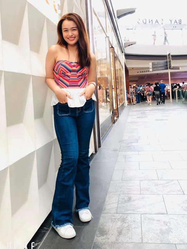 Cô gây ấn tượng với người đối diện nhờ vẻ dịu dàng, đằm thắm.