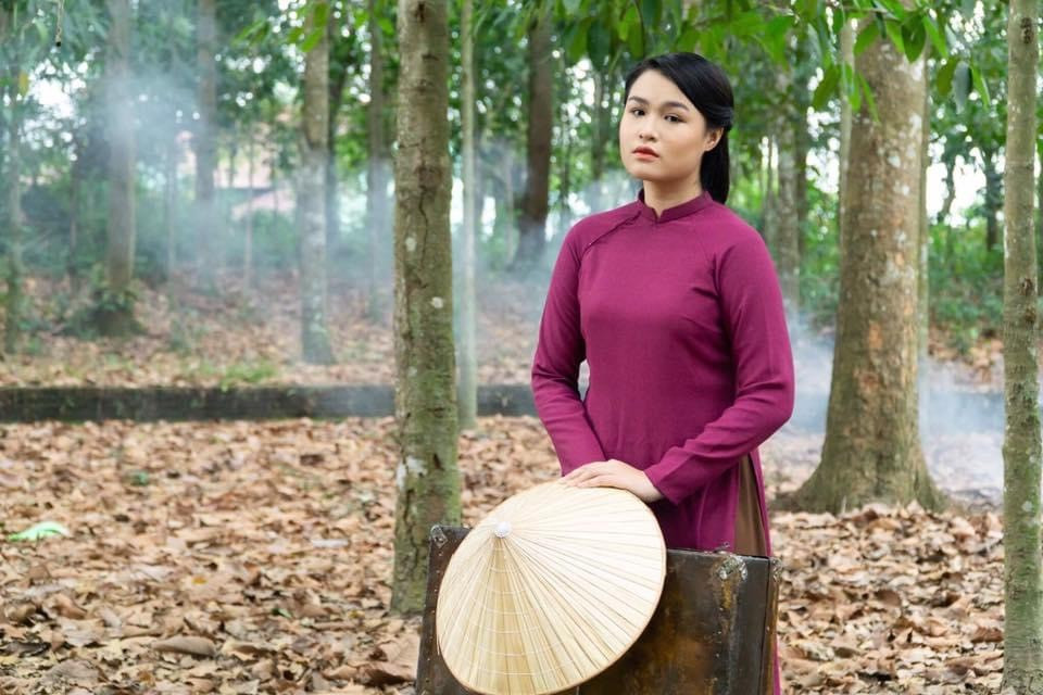 Tuổi 21 đã tham gia đóng chính cho các dự án phim ảnh, Khánh Trinh bảo đa số đều là do cô chủ động đến casting chứ không nhờ bố giới thiệu để có vai thuận lợi.