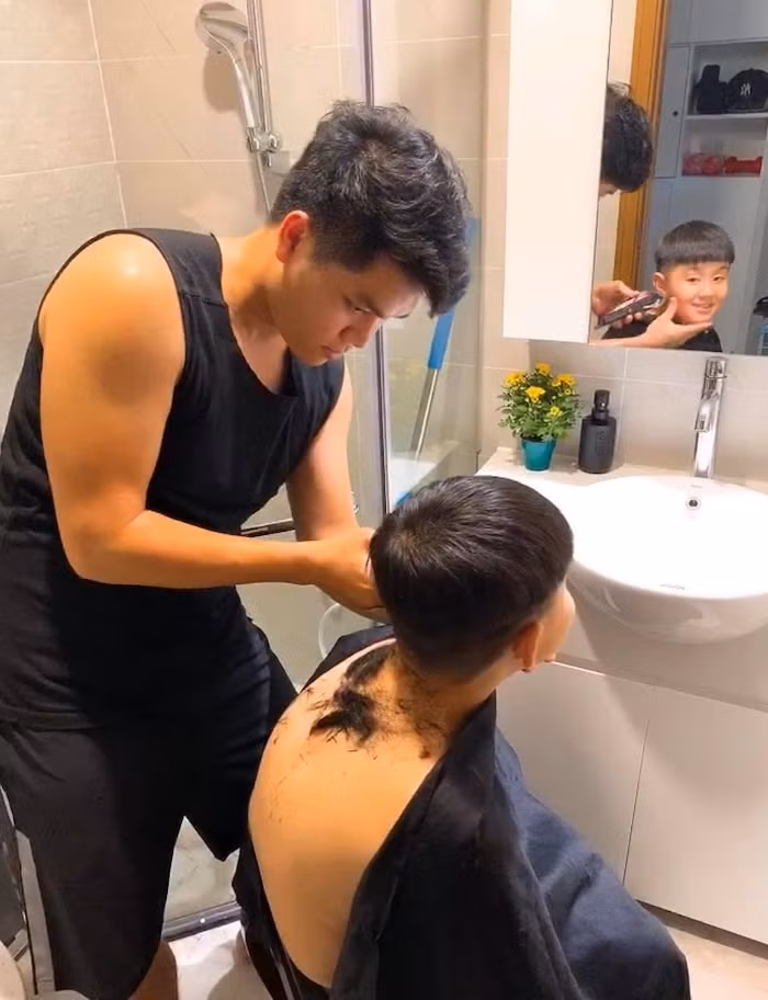 Con trai rieng cua Le Phuong mua qua sinh nhat tang bo duong Trung Kien-Hinh-5