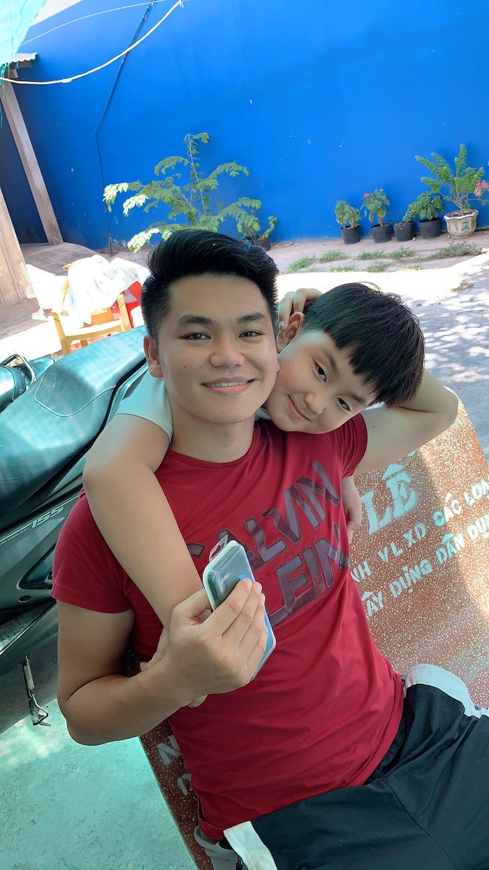 Con trai rieng cua Le Phuong mua qua sinh nhat tang bo duong Trung Kien