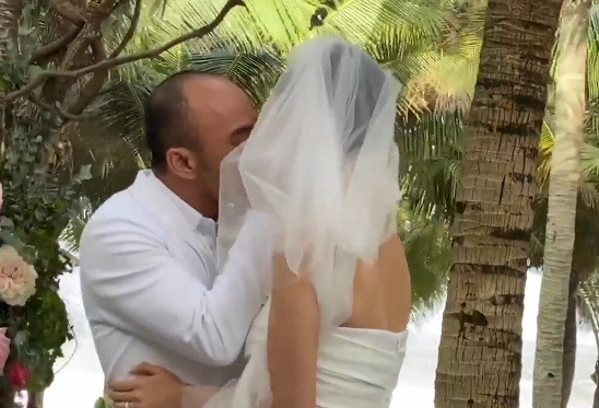 Cặp đôi khóa môi trước sự chứng kiến của các khách mời dự cưới.