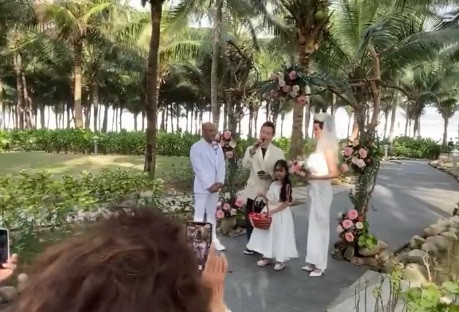 Theo Ngôi Sao, chú rể của Xuân Lan là nhà quay phim Việt kiều Mỹ Nguyễn Ngọc Lâm, kém cô 2 tuổi.