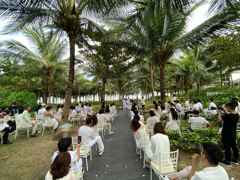 Không gian cưới được tổ chức ngoài trời, lãng mạn, ấm cúng. Tất cả khách mời đều diện đồ trắng dự hôn lễ.