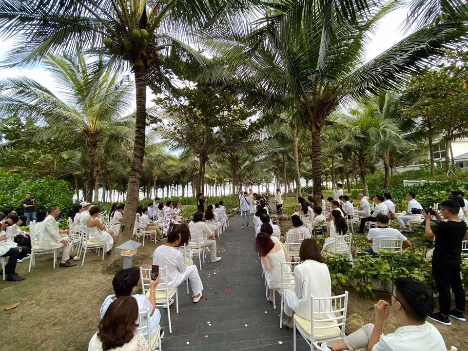 Không gian cưới được tổ chức ngoài trời, lãng mạn, ấm cúng. Tất cả khách mời đều diện đồ trắng dự hôn lễ.