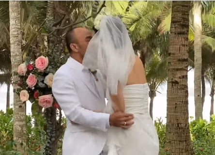 Nụ hôn của vợ chồng Xuân Lan lâu đến mức tưởng như nghẹt thờ.