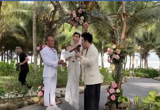 Trong ngày trọng đại, Xuân Lan và chồng Việt kiều Mỹ có nhiều khoảnh khắc đáng nhớ.