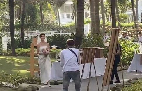 Khoảnh khắc Xuân Lan diện váy cưới tiến vào khu vực tổ chức hôn lễ. Cô diện váy cưới của NTK Đỗ Mạnh Cường trong ngày vu quy.