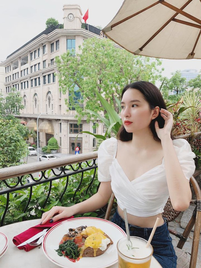 10X theo đuổi phong cách quyến rũ. Cô nói bản thân tự tin nhất là vòng eo thon nhờ chăm chỉ tập gym. Trong số những người đẹp đăng quang cuộc thi Hoa hậu Việt Nam, Quỳnh Hoa thích nhất Đỗ Mỹ Linh vì nhan sắc và tài năng của đàn chị. Hiện, nữ thí sinh đang bồi dưỡng thêm các lớp học giao tiếp, MC. Ảnh: FBNV.