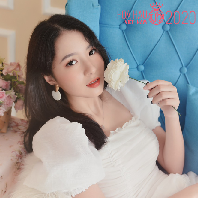 Thí sinh Đặng Quỳnh Hoa sở hữu gương mặt trong trẻo, ngọt ngào, số đo gợi cảm với chiều cao 1,7 m. Cô năm nay 20 tuổi, đến từ Hà Nội và đang là sinh viên chuyên ngành quản lý khách sạn của Blumountains Iter Hotel Management School tại Australia.