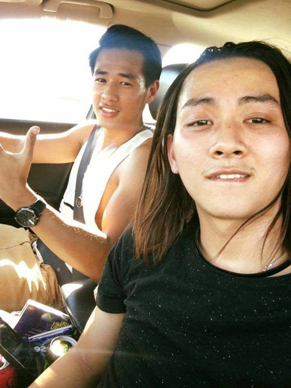 Tuy nhiên từ năm 2017 đến nay, khán giả giật mình trước sự thay đổi ngoại hình của Hoài Lâm. Anh chuyển sang hình ảnh phong trần với mái tóc dài và diện mạo không còn chăm chút.