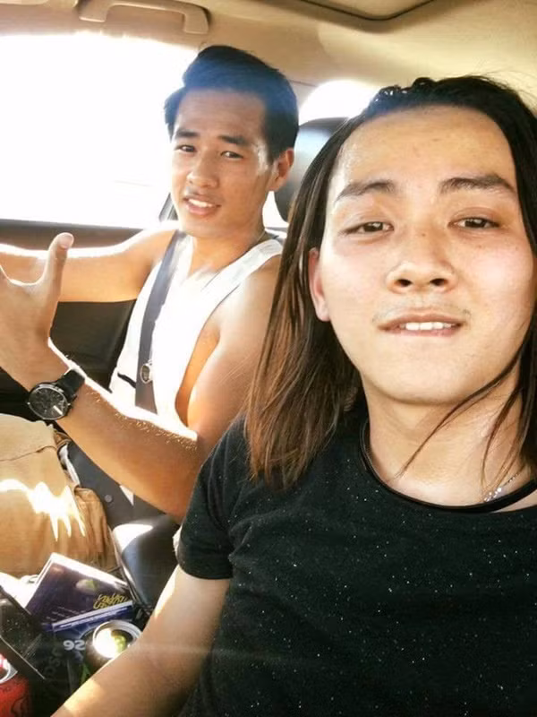 Tuy nhiên từ năm 2017 đến nay, khán giả giật mình trước sự thay đổi ngoại hình của Hoài Lâm. Anh chuyển sang hình ảnh phong trần với mái tóc dài và diện mạo không còn chăm chút.