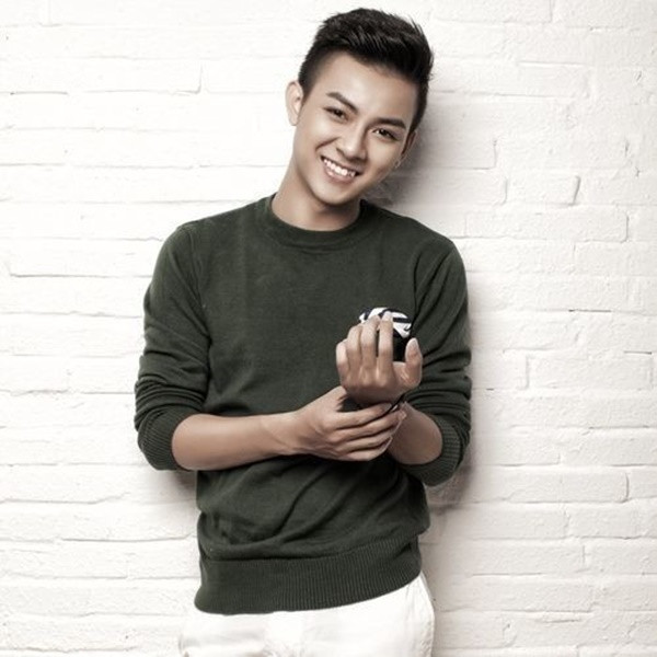 Thời điểm Hoài Lâm tham gia "Gương mặt thân quen" năm 2014, anh khiến nhiều fan nữ điêu đứng vì vẻ đẹp trai thư sinh. Luôn chỉn chu mỗi khi xuất hiện, nam ca sĩ ghi điểm không chỉ ở ngoại hình mà còn ở giọng hát đẹp.