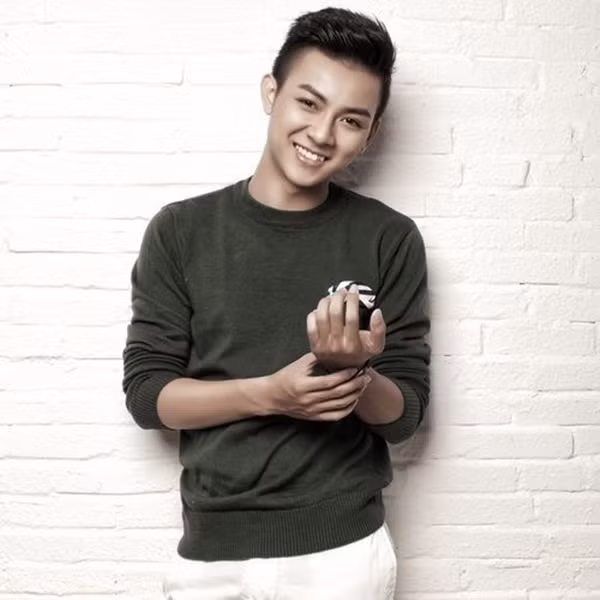 Thời điểm Hoài Lâm tham gia "Gương mặt thân quen" năm 2014, anh khiến nhiều fan nữ điêu đứng vì vẻ đẹp trai thư sinh. Luôn chỉn chu mỗi khi xuất hiện, nam ca sĩ ghi điểm không chỉ ở ngoại hình mà còn ở giọng hát đẹp.