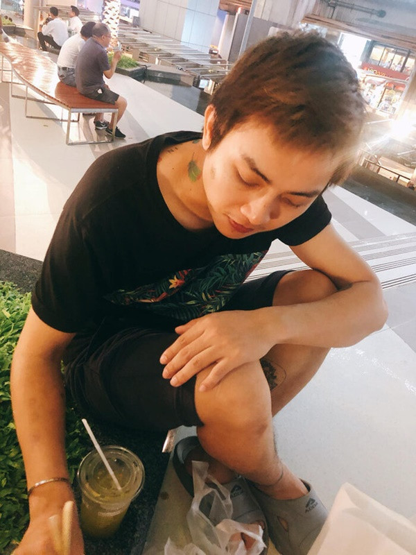 Cách đây 1 tháng, Hoài Lâm đăng tải hình ảnh mới nhất của mình khi đang ở quê chữa bệnh.