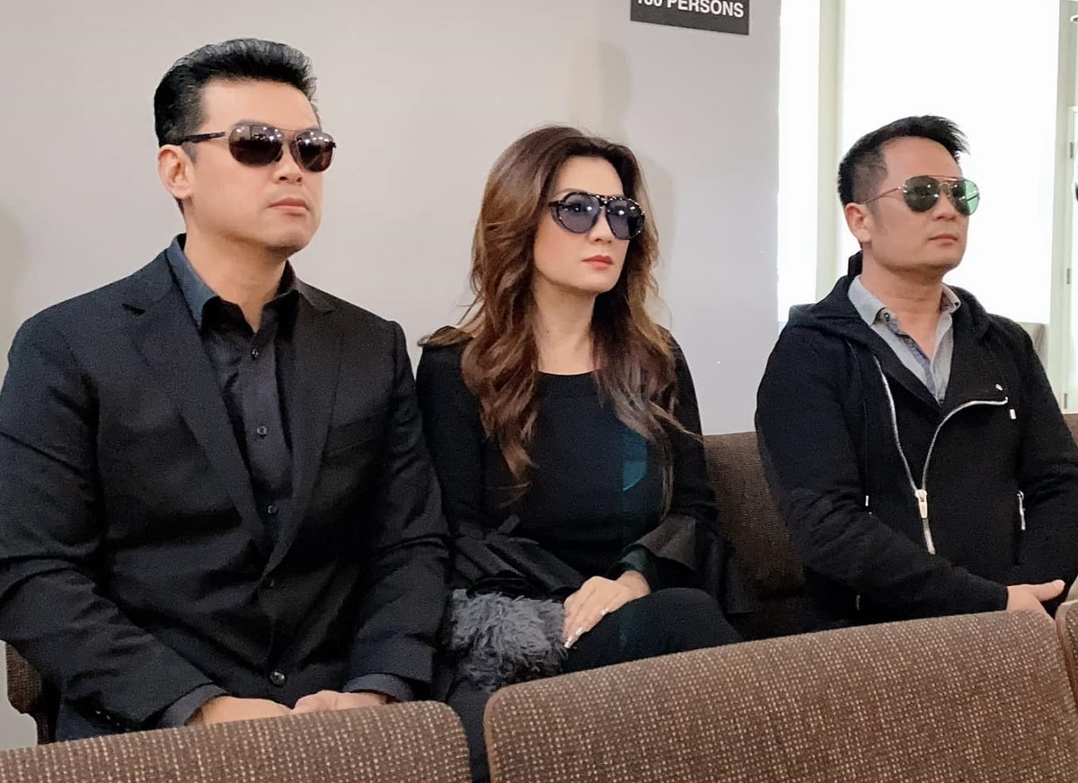 Trizzie Phương Trinh gây chú ý khi đăng tải bức hình ngồi giữa người mới và người cũ. "Hôm nay 3 người gặp nhau ở đám tang của một người thân. Ngồi ở giữa 2 người đã làm mình chợt hiểu ra vì sao năm xưa mình đã lấy người bên trái làm chồng và vì sao mình lại chọn người bên phải để làm người bạn đời hiện tại. Cám ơn sự tử tế của 2 anh đã dành cho nhau. Chính sự tử tế này sẽ mang lại hạnh phúc cho những đứa nhỏ trong gia đình này và là tấm gương sáng để chúng noi theo. Hãy tử tế với đời và với người, đời và người sẽ tử tế lại với bạn", Trizzie Phương Trinh viết.