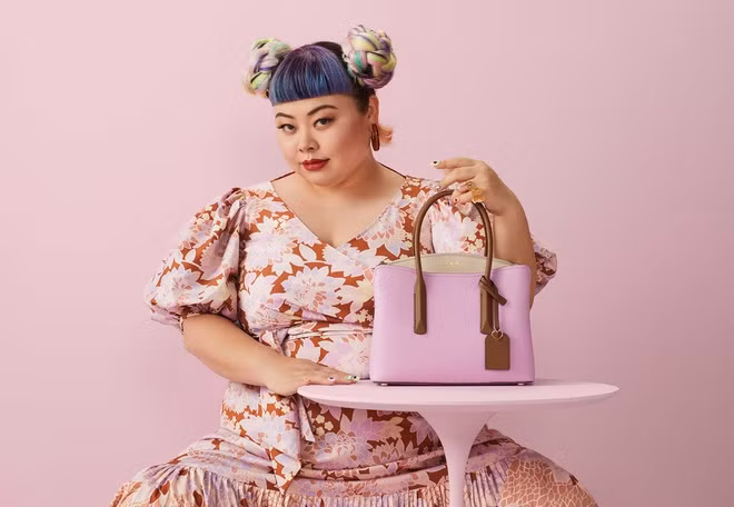 Naomi Watanabe ra mắt trên màn ảnh nhỏ thông qua show thực tế có tên Waratte Iitomo! vào năm 2008. Tại đây, cô hát nhép và bắt chước những điệu nhảy của giọng ca nổi tiếng Beyoncé trong bài hát chủ đề của bộ phim Dreamgirls. Ở xứ hoa anh đào, hiếm ai có thể bắt chước Beyoncé một cách lôi cuốn như Naomi Watanabe. Kể từ đó, tên tuổi cô gắn liền với danh xưng “Beyoncé Nhật Bản”.